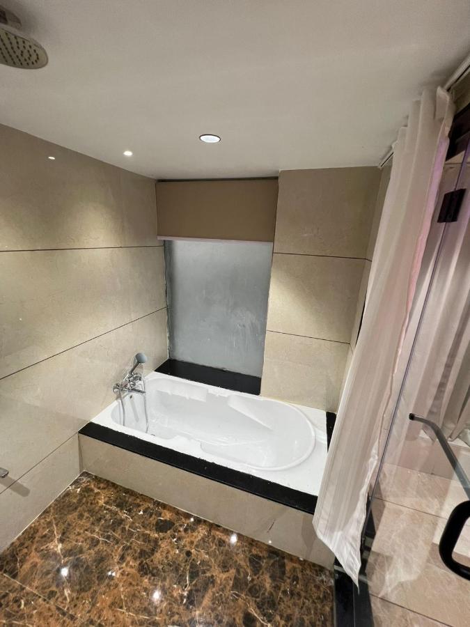 Hotel Cozzy Palace Surat Zewnętrze zdjęcie