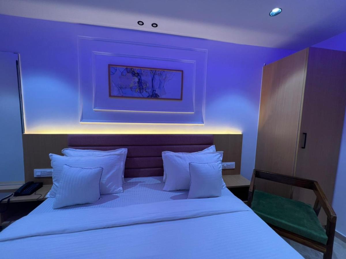 Hotel Cozzy Palace Surat Zewnętrze zdjęcie