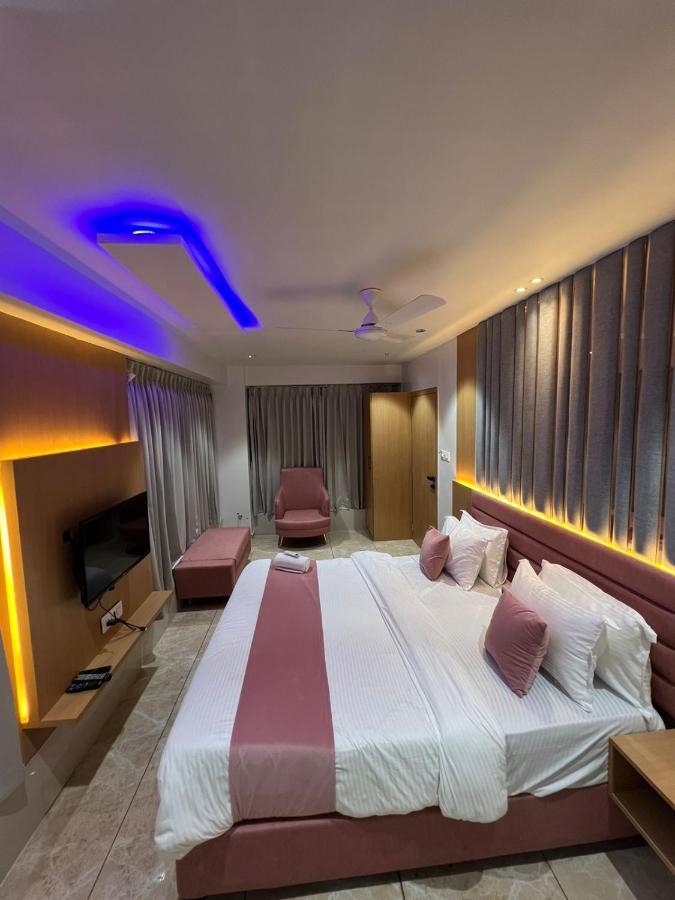 Hotel Cozzy Palace Surat Zewnętrze zdjęcie