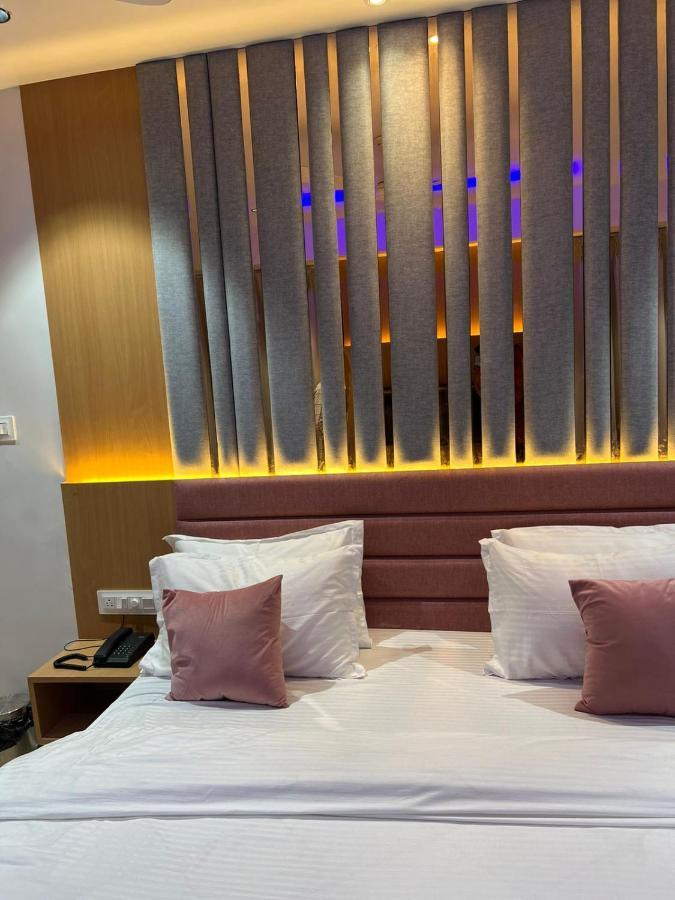 Hotel Cozzy Palace Surat Zewnętrze zdjęcie